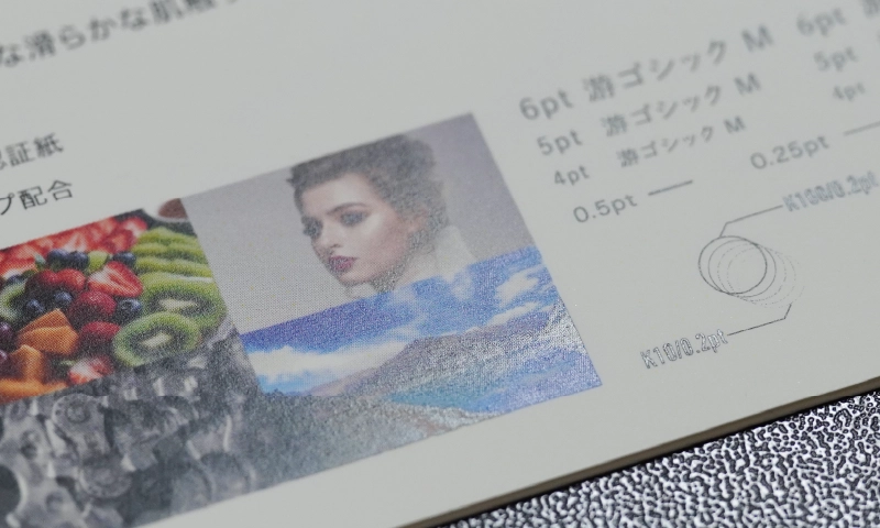 マットカラーHG紙の光沢感が確認できる写真