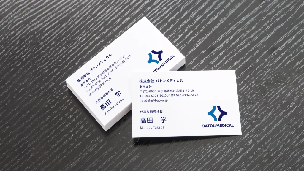 清潔感と信頼感を演出する医療業界向け名刺デザイン