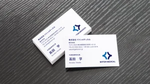 清潔感と信頼感を演出する医療業界向け名刺デザイン