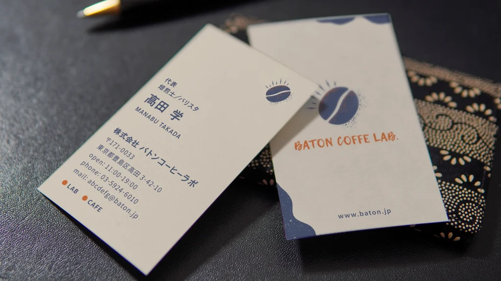 カフェの雰囲気を表現した名刺デザイン
