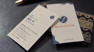 カフェの雰囲気を表現した名刺デザイン