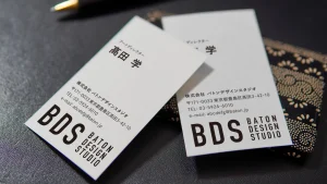 シンプルなクリエイティブ業界向け名刺デザイン