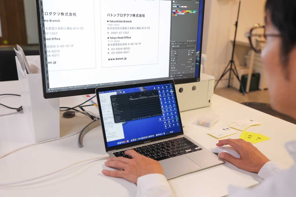 デザイナーが名刺を調整している