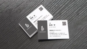 スタイリッシュな帯が目を引くモダン名刺デザイン