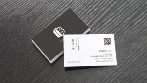 凛とした佇まいとコントラストが目を引く名刺デザイン